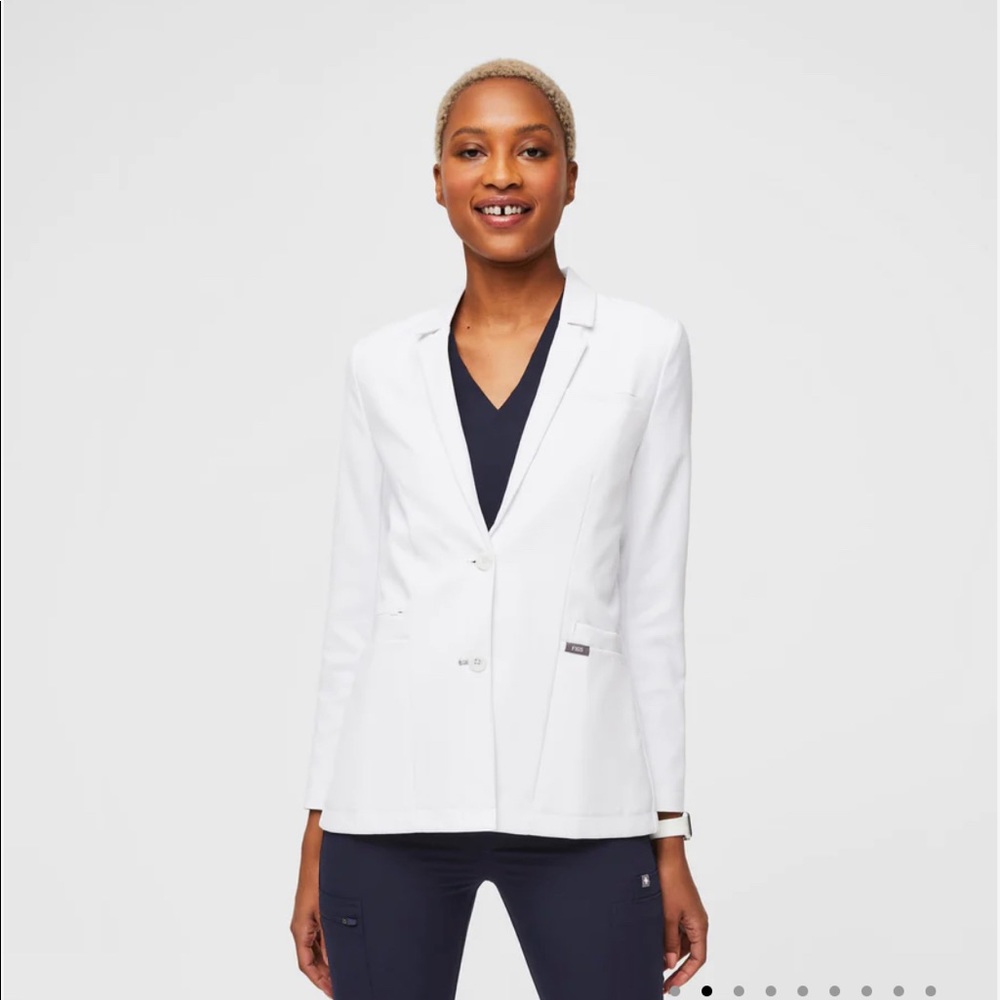 Figs Bellevue Short white coat Sz small